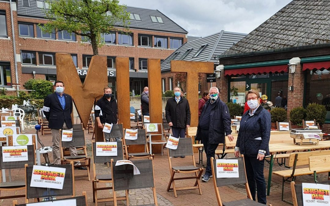 Demo mit 160 leeren Stühlen vor dem Walsroder Rathaus